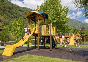 um grupo de pessoas brincando em um playground em Camping Piccolo Paradiso em Avegno