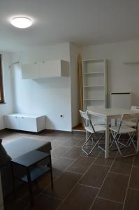 ソンバトヘイにあるHaus Im Zentrum M - 3 Schlafzimmer Wohnungのダイニングルーム(白いテーブル、椅子付)