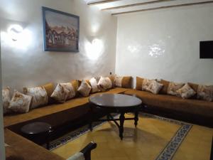 沃利迪耶的住宿－Sultana duplex 1 pour les familles，客厅配有沙发和桌子