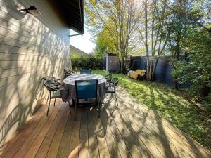 eine Terrasse mit einem Tisch und Stühlen auf einer Terrasse in der Unterkunft Maison meublée Divonne-les-Bains in Divonne-les-Bains