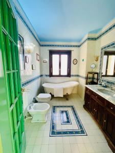 La salle de bains est pourvue d'une baignoire, de toilettes et d'un lavabo. dans l'établissement Donna Filomena Casa Vacanza Park Bougainville, à Salerne