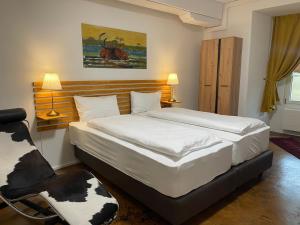 Giường trong phòng chung tại Hotel Swiss Bellevue Aathal