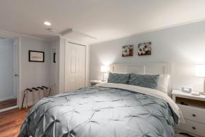 a bedroom with a large bed and two lamps at Laurelhurst - Cozy 1 Bedroom Apt Near Children’s Hospital and UW in Seattle