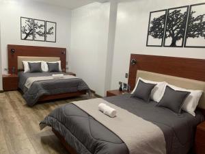 Un pat sau paturi într-o cameră la Hotel Sacha Golden