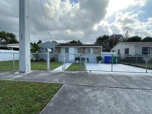 ein Zaun mit Kettenbindung vor einem Haus in der Unterkunft Entire 3/1 house near Wynwood! in Miami