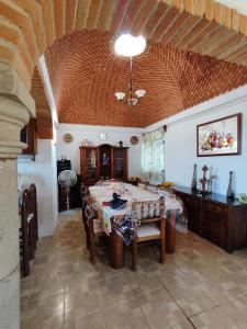 a bedroom with a table and chairs in a room at Casa rústica de campo in Tecozautla