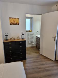 1 dormitorio con 1 cama, vestidor y baño en Au Petit Ronceraie en Blois