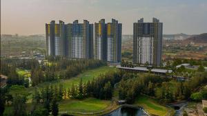 un gruppo di edifici alti in una città di Luxury retreat with golf view a Hinjewadi