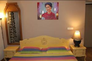 una camera da letto con un letto e un dipinto sul muro di Luxury retreat with golf view a Hinjewadi
