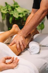 um homem e uma mulher a receber uma massagem numa cama em Selina San Jose em San José