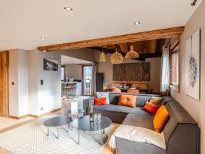 un salon avec un canapé et une table dans l'établissement Duplex rénové au centre avec garage double et wifi - FR-1-754-11, à Morzine 7 autres photos