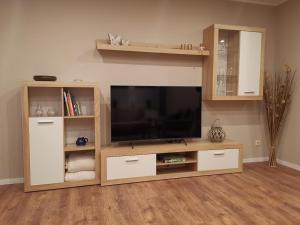 En tv och/eller ett underhållningssystem på Ferienwohnung Zum Dütetal OG Apartment 1