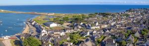 uma vista aérea de uma cidade junto ao oceano em RÉF 334 RIANTEC maison de pêcheur avec terrasse em Riantec