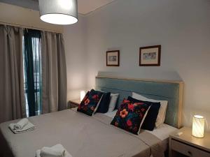 Posteľ alebo postele v izbe v ubytovaní Cozy apartment in centre of Heraklion