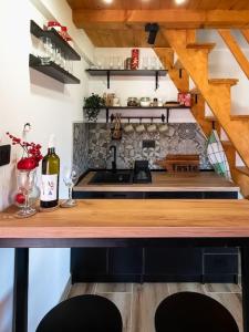 uma cozinha com um balcão com um lavatório e um balcão em Jerry's Cottage Banja Luka em Banja Luka