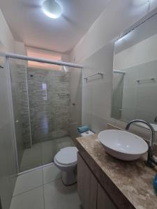 La salle de bains est pourvue d'un lavabo, de toilettes et d'une douche. dans l'établissement Cumbuco Residence #203, à Caucaia