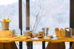 une table en bois avec des assiettes et de la nourriture dans l'établissement Beatnik Hotel, à Bromont