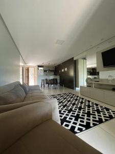 ein Wohnzimmer mit einem Sofa und einer Küche in der Unterkunft Flat bananeiras in Bananeiras