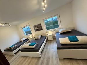2 camas en una habitación con 2 ventanas en Spacious Large apartment in Bielefeld en Bielefeld