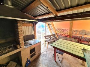une chambre avec une table et un banc dans une maison dans l'établissement Memo's Boutique Guesthouse, à Karakol