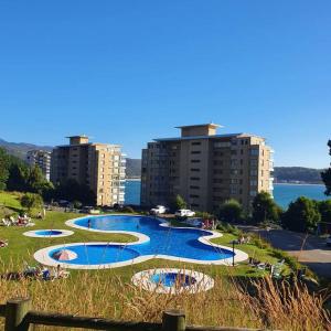 grupa basenów w parku z budynkami w obiekcie Departamento en Condominio privado Costa Pingueral w mieście Concepción