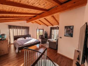 1 dormitorio con 1 cama y sala de estar en Olive garden family apartment with private pool, en Sežana