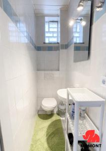 a bathroom with a white toilet and a sink at Schöne Monteurwohnung in Bremen-Gröpelingen in Bremen