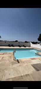 una piscina con agua azul en el medio en Domaine du Soleil Couchant en Saintes-Maries-de-la-Mer