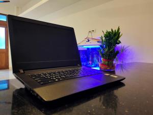 um computador portátil sentado em cima de uma mesa em La dream promanade seaview em Pondicherry