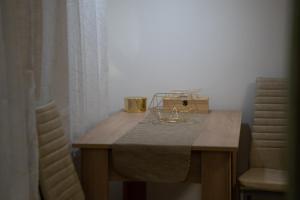 a wooden table with a glass bowl on top of it at Apartament Lucas in Brad