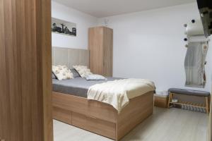 una camera con letto e sedia blu di Apartament Lucas a Brad