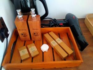 a wooden tray with four differentiatesiatesiatesiatesiatesktop at Ella nine arch spice garden in Ella