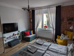 - une chambre avec un lit et un mur en briques dans l'établissement Várfal apartman, à Kőszeg