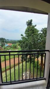 einen Balkon mit Blick auf einen Baum in der Unterkunft Mini Lookout Entebbe in Entebbe