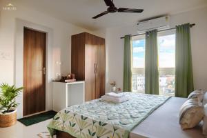 Un dormitorio con una cama grande y una ventana en Borail Homes, en Silchar