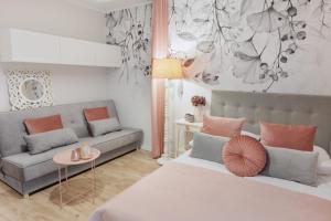 APARTEMENTY ''WERANDA'' z ogrodem w centrum的休息区