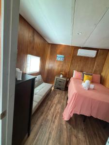 ein Schlafzimmer mit einem Bett und einem Sofa darin in der Unterkunft Small, Private Beach House & Pool in Vega Baja