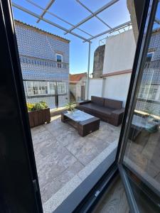 Blick auf eine Terrasse aus dem Fenster in der Unterkunft Duplex Casa da barbeira in Cangas