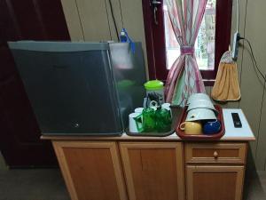瓜拉江沙Chalet Kampong Guar, Manong的木柜上方的电视 更多15张照片