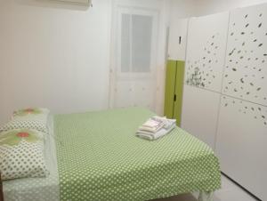 a white room with a bed and a mirror at Casa il capricorno in Siracusa