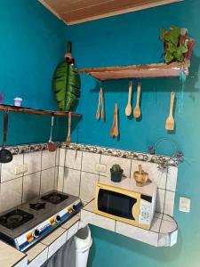 uma cozinha de brinquedo com um fogão e um micro-ondas em Surf House em Sámara