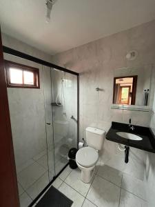 ein Bad mit einem WC, einer Dusche und einem Waschbecken in der Unterkunft Recanto da Lagoa in Florianópolis