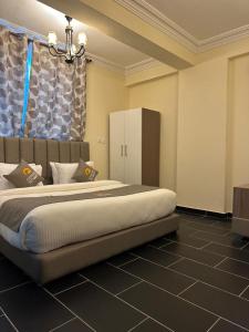 1 dormitorio con 1 cama grande en una habitación en Cereno Homes Accra en Accra