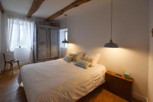 sypialnia z dużym białym łóżkiem z 2 poduszkami w obiekcie La Maison de Blanche , Charme et Caractere Aveyron w mieście Luc