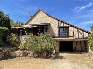 - une vue sur l'extérieur d'une maison avec garage dans l'établissement Aux Mille et Une Etoiles, gite a la campagne, à Saint-Martin-Labouval