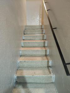 un escalier dans un bâtiment dans l'établissement Maison sahara, à Dakhla