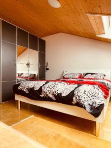 מיטה או מיטות בחדר ב-Sehr gemütliches und gepflegtes Zimmer 8 Km von Bern-City
