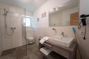 A bathroom at Haus Faninger - Summercard included