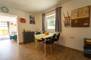 een keuken en eetkamer met een tafel en stoelen bij Haus Faninger - SUMMERCARD included in Kaprun