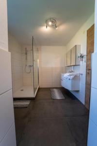 A bathroom at Haus Faninger - Summercard included